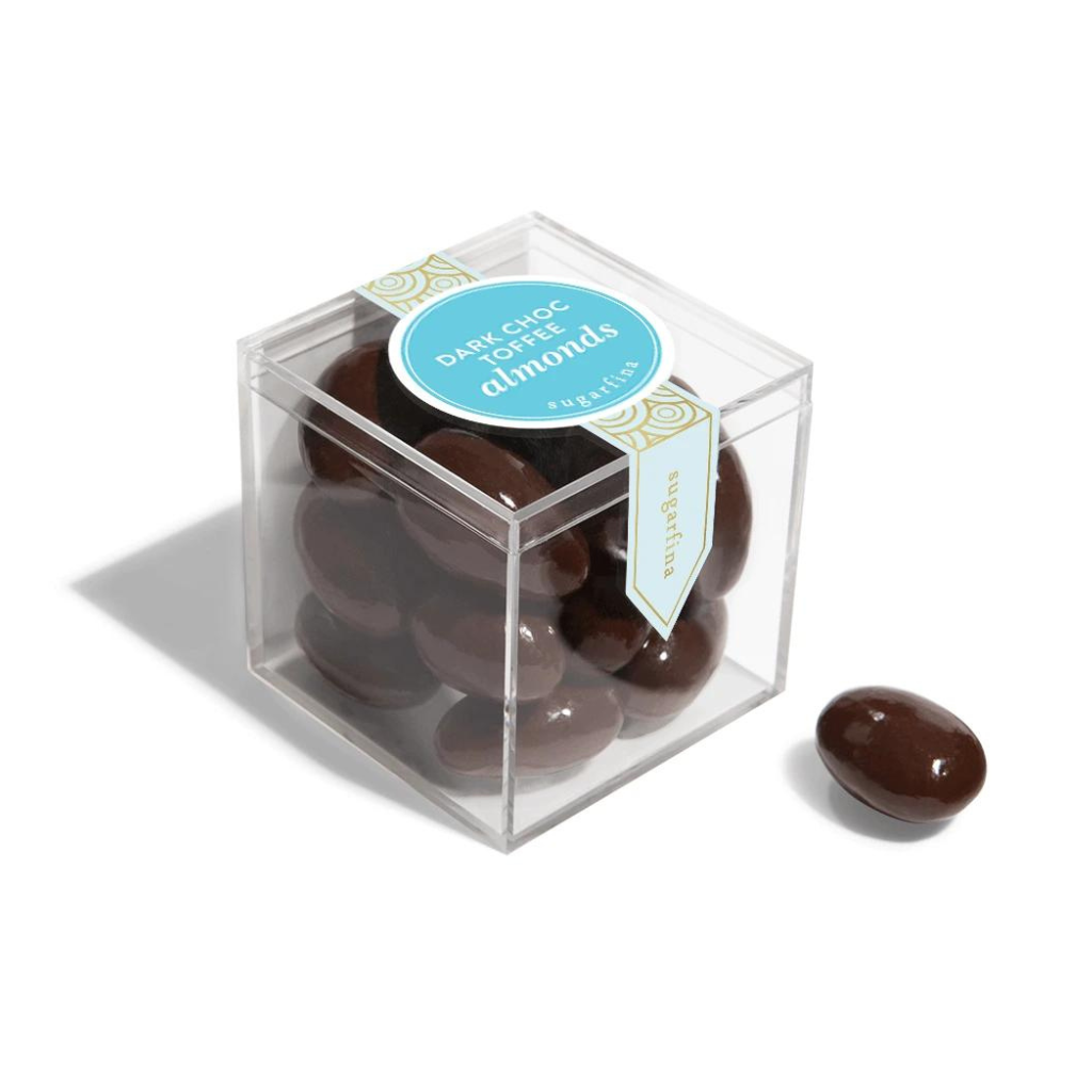 Cube de bonbons au chocolat noir, caramel et amandes